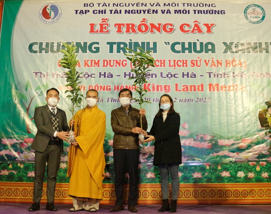 Tạp chí Tài nguyên và Môi trường tổ chức trồng hơn 1.000 cây xanh tại chùa Kim Dung, Hà Tĩnh